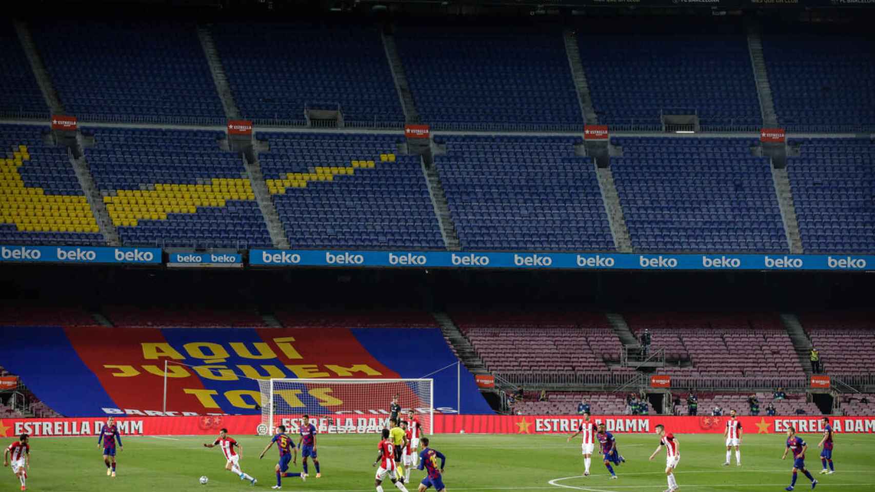 El Barça, disputando un partido de Liga en un Camp Nou vacío | EFE