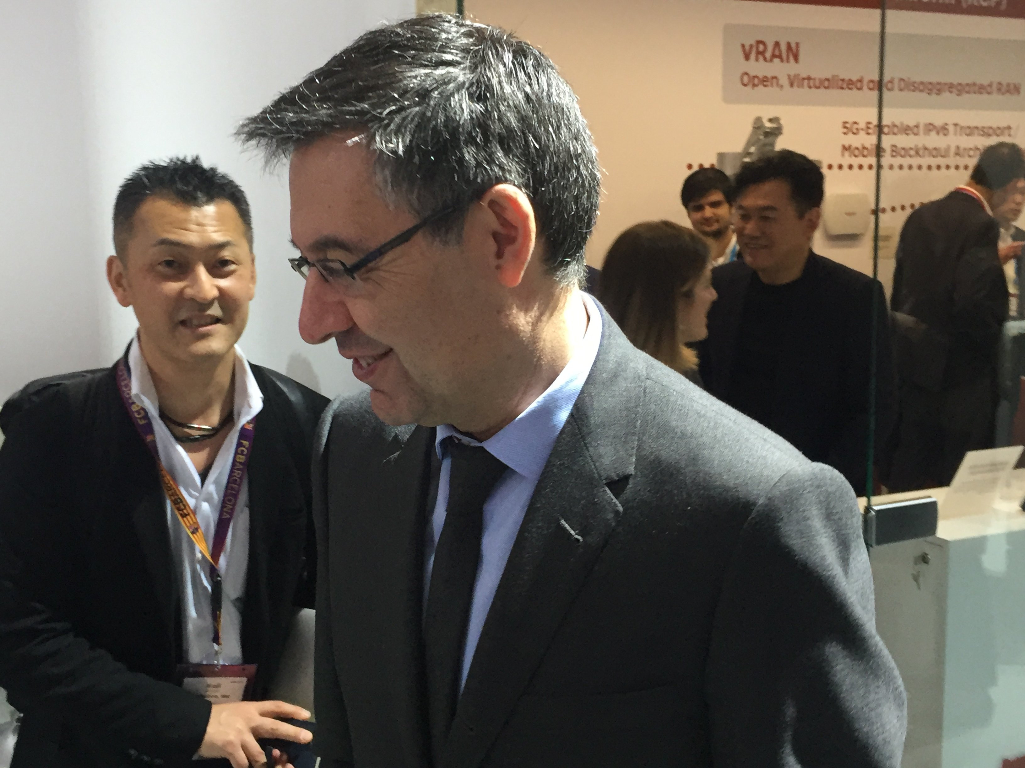 Bartomeu se va del stand de Rakuten tras despedirse de Mikitani / CULEMANIA