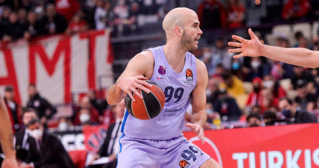 Nick Calathes, dirigiendo una acción ofensiva del Barça contra el Olympiacos / FCB