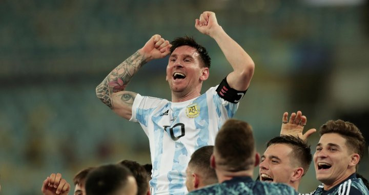 Leo Messi celebra con sus compañeros de Argentina su victoria en al final de la Copa América / EFE