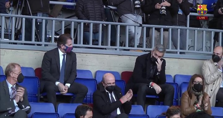 Freixa y Font en el palco del Camp Nou durante la investidura de Laporta / Barça TV