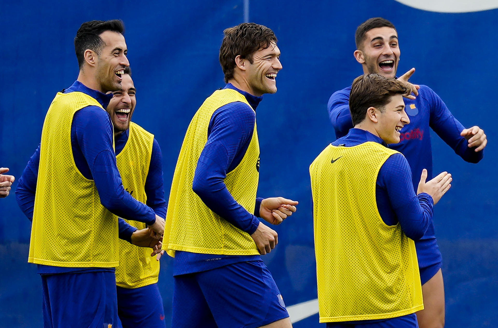 Pablo Torre, sonriente durante un entrenamiento del primer equipo del Barça / EFE