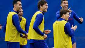 Pablo Torre, sonriente durante un entrenamiento del primer equipo del Barça / EFE