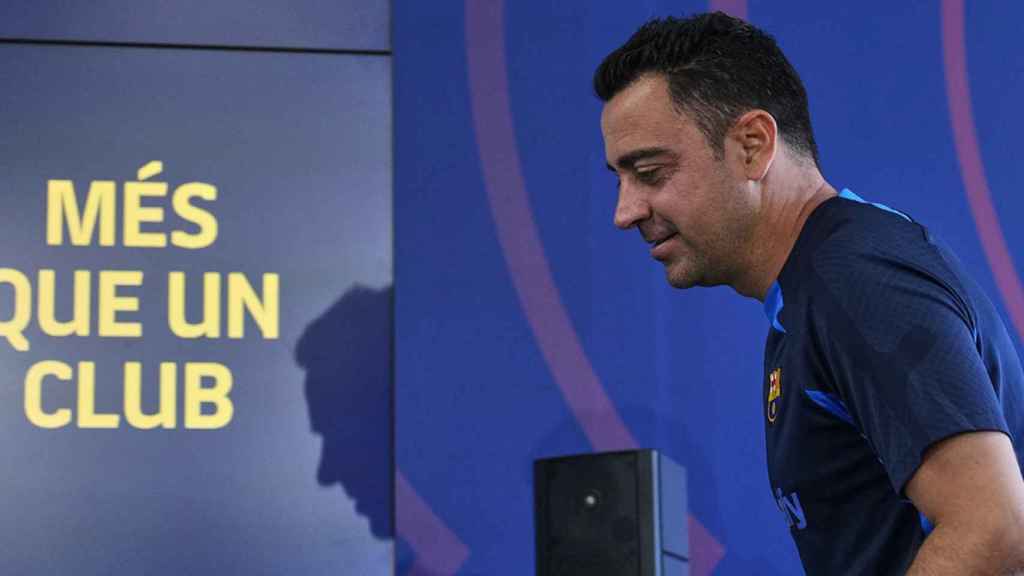 El entrenador del Barça, Xavi Hernández, espera a empezar una rueda de prensa / EFE