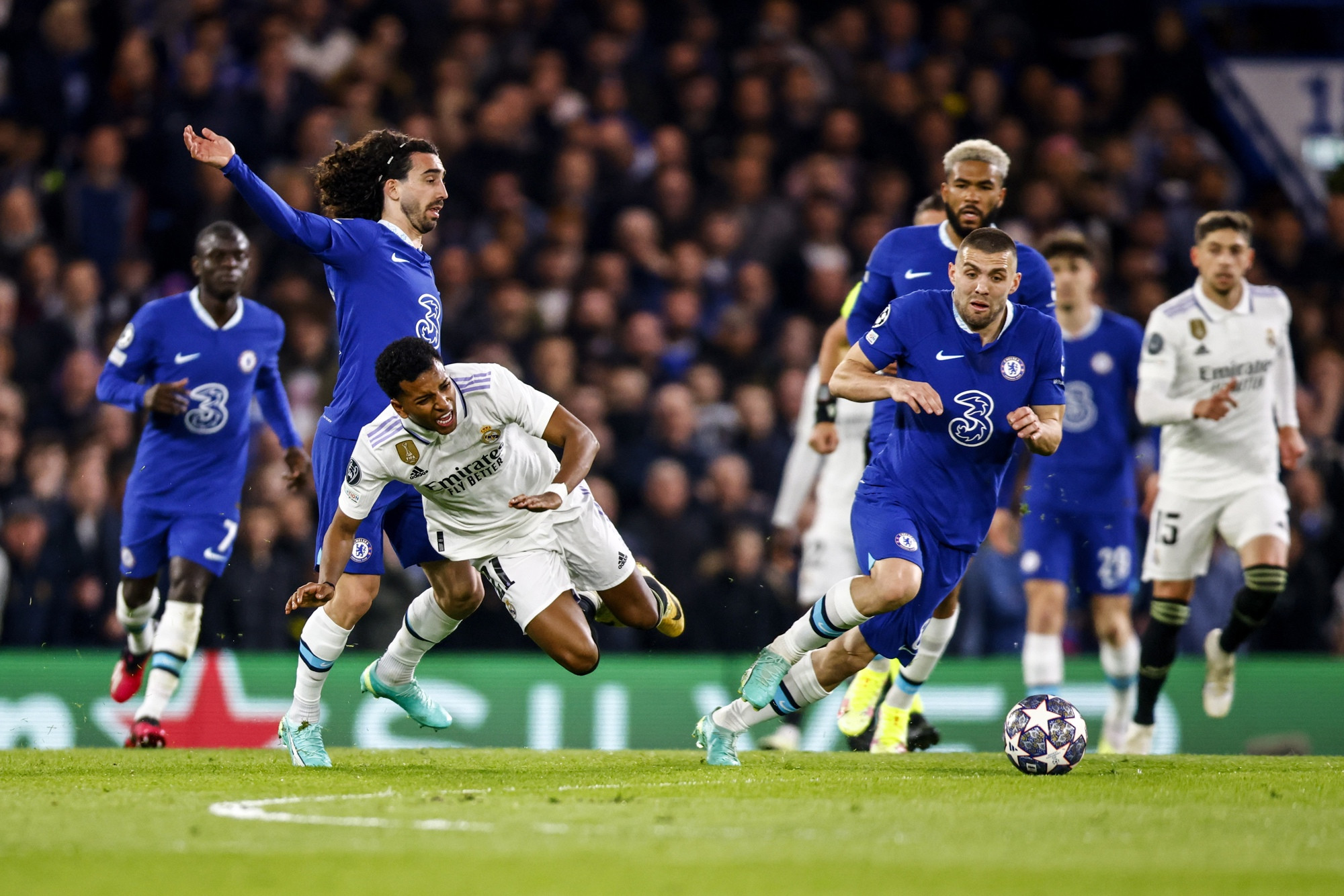 Rodrygo, recibiendo una entrada durante el Chelsea-Real Madrid / EFE