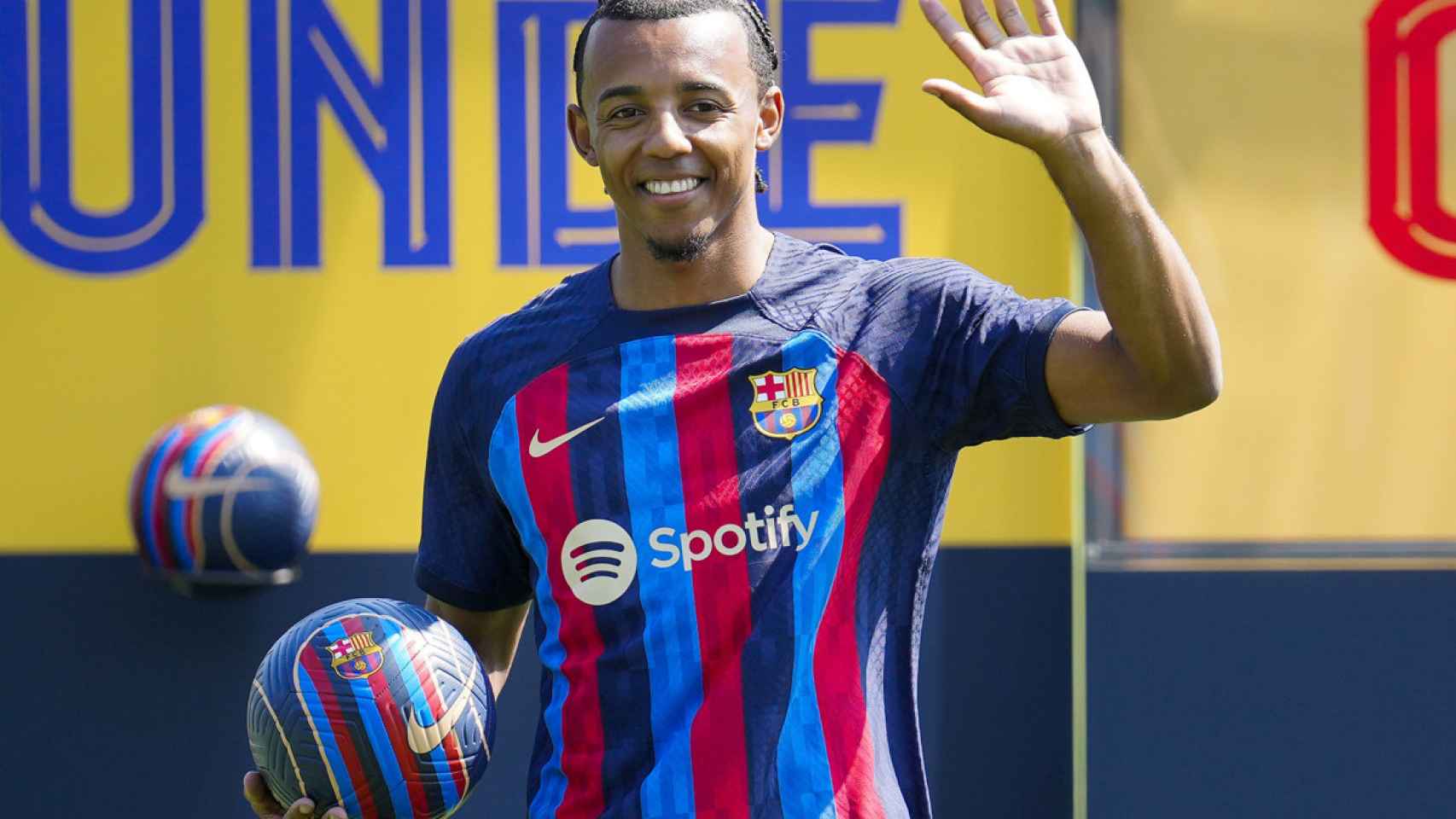 Jules Koundé, presentado con el Barça antes de inscribir al francés / EFE