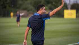 Xavi Hernández saluda durante un entrenamiento del primer equipo del Barça en Estados Unidos / FCB