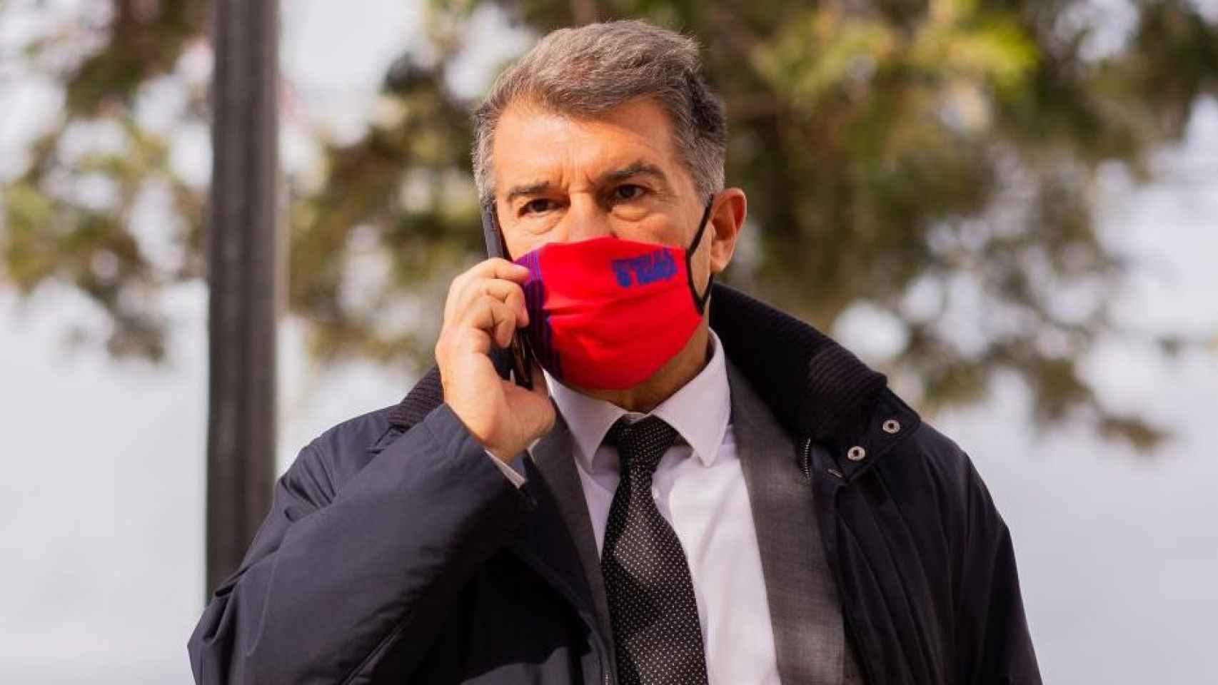 Joan Laporta, presidente del Barça, en una llamada telefónica / EFE