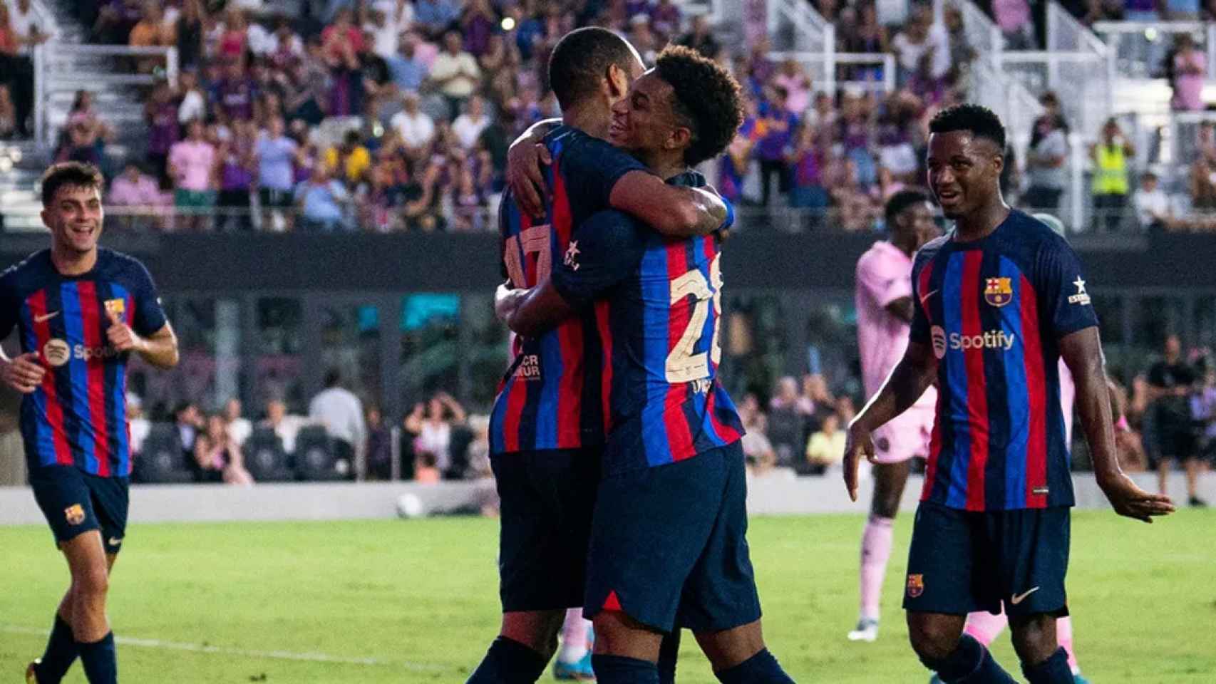 El abrazo de Alejandro Baldé con Aubameyang, tras anotar el primer gol en la victoria contra el Inter de Miami / FCB