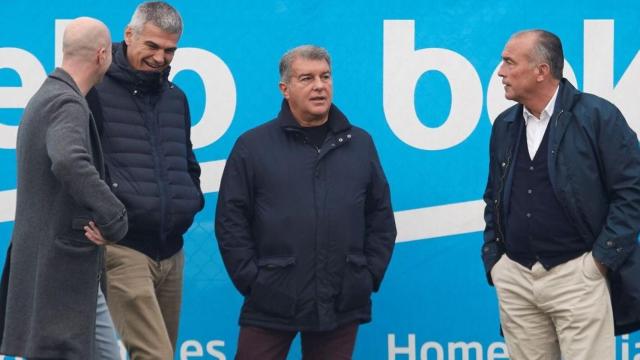Jordi Cruyff, Enric Masip, Joan Laporta y Rafa Yuste, presenciando un entrenamiento del Barça / EFE