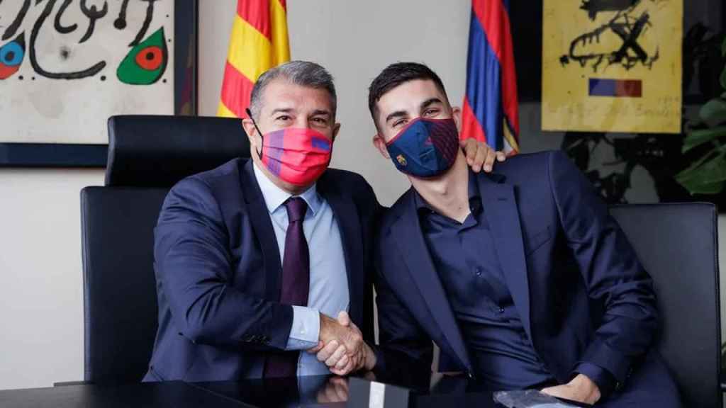 Joan Laporta y Ferran Torres, en la presentación oficial del delantero / FCB