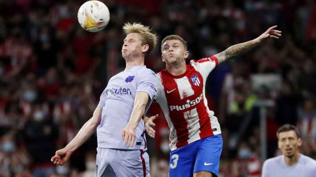 Frenkie disputa un balón ante el ATM Reuters