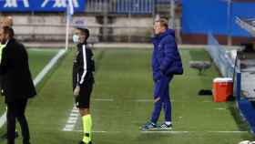 Ronald Koeman en la banda durante el Deportivo Alavés-Barça / FC Barcelona