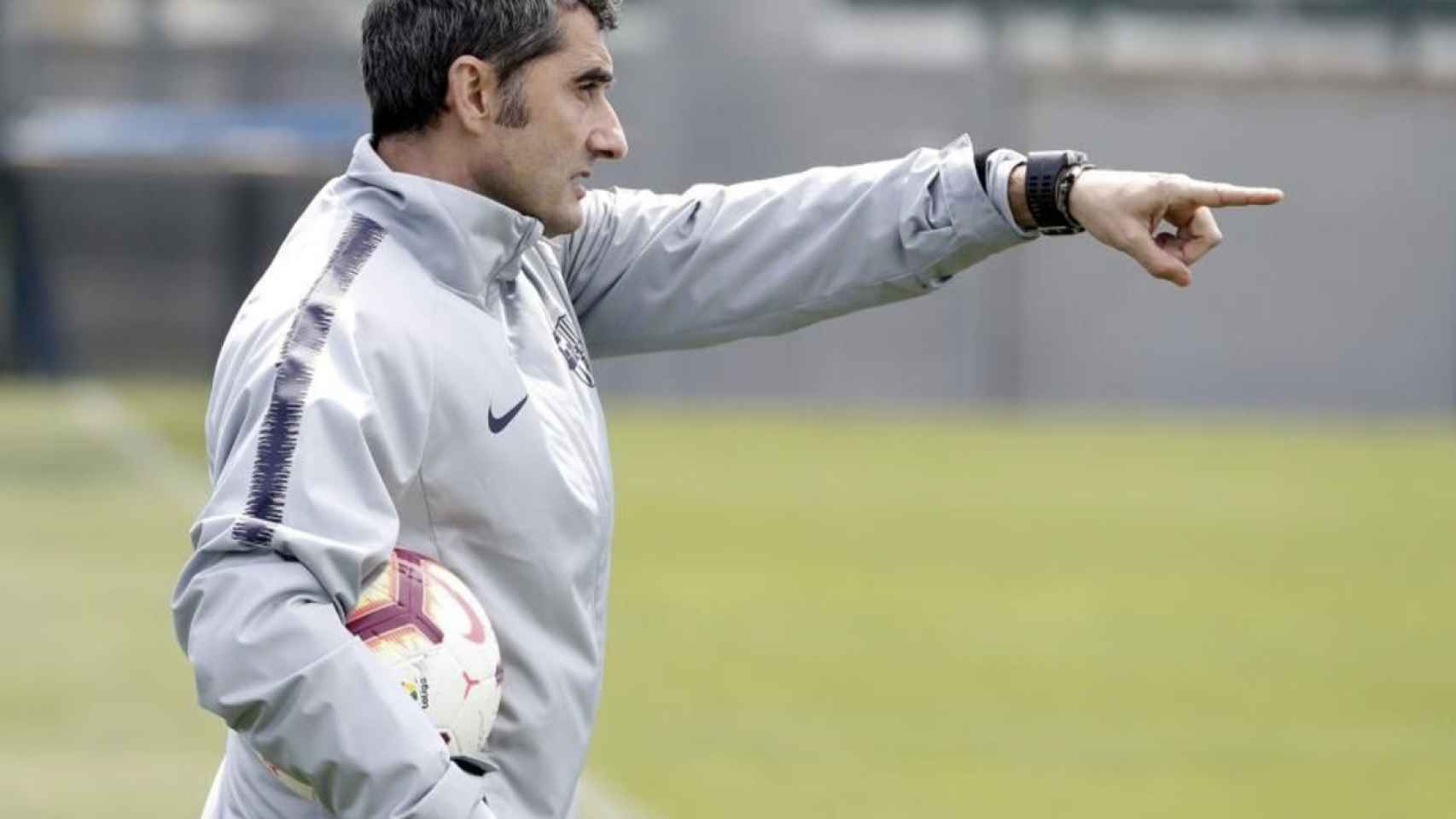 Una foto de Ernesto Valverde durante un entrenamiento del Barça / FCB