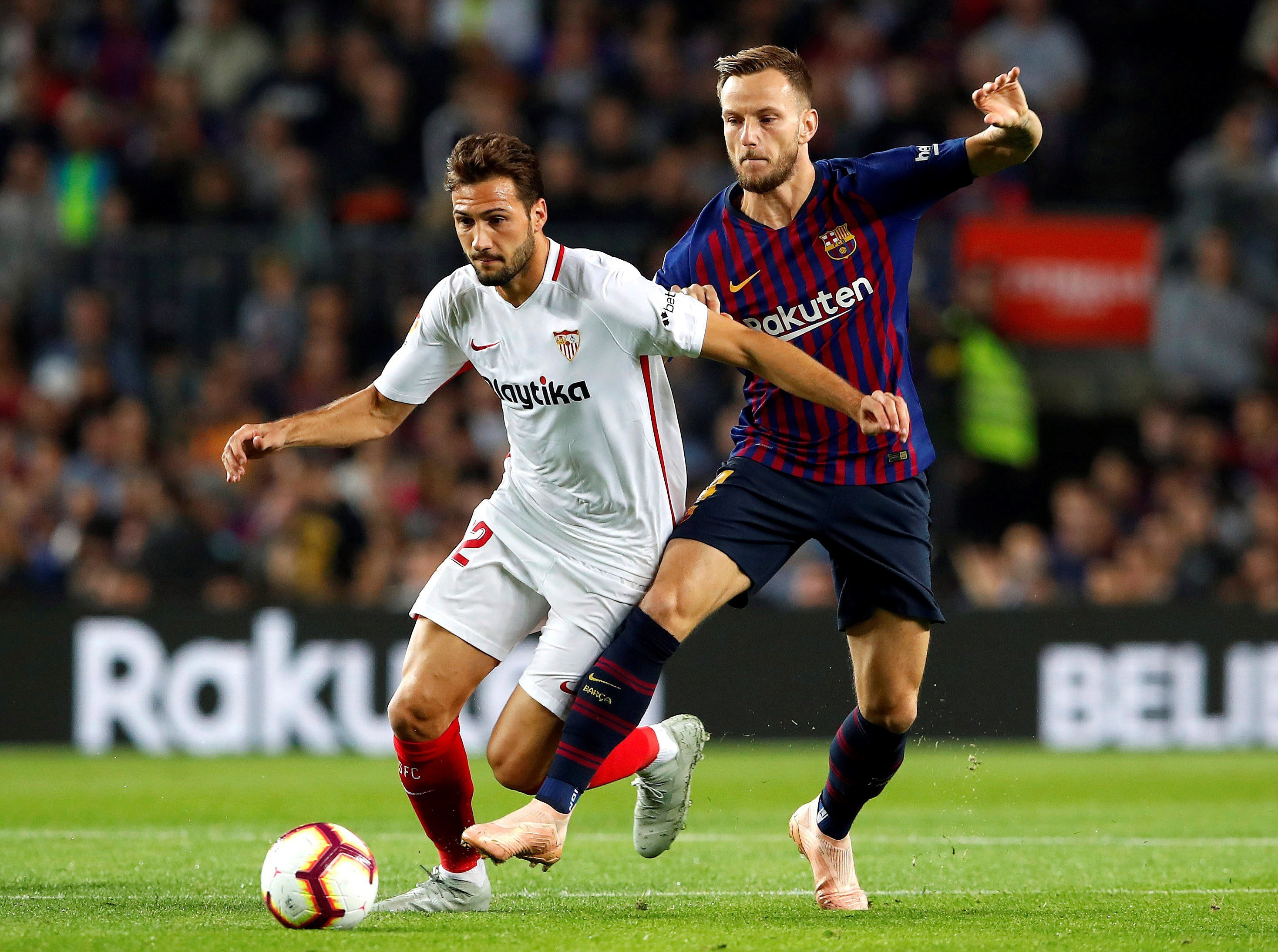 Rakitic disputa un balón frente al Sevilla / EFE