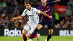 Rakitic disputa un balón frente al Sevilla / EFE