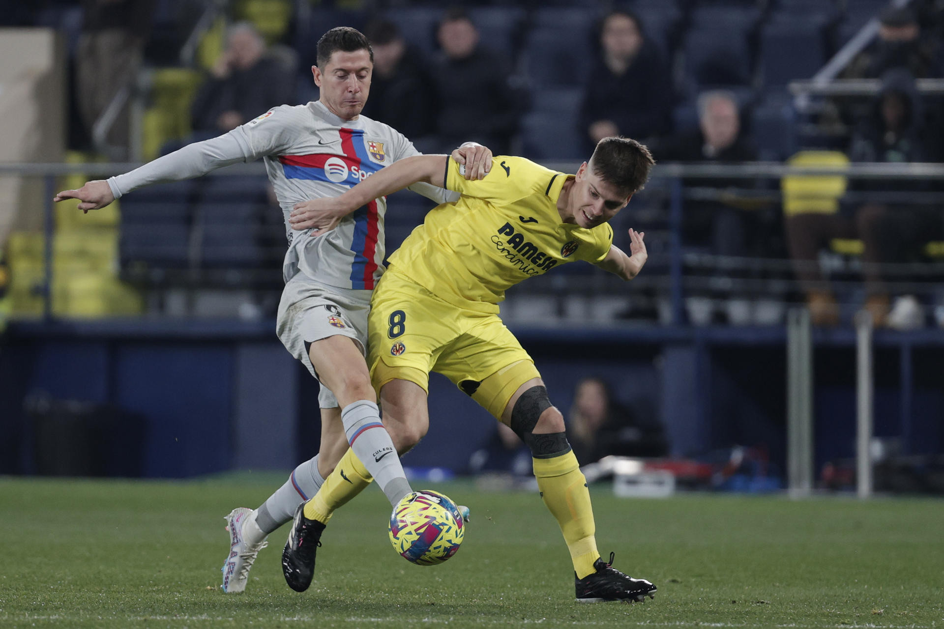 Juan Foyth pugna con Lewandowski en Villarreal / EFE