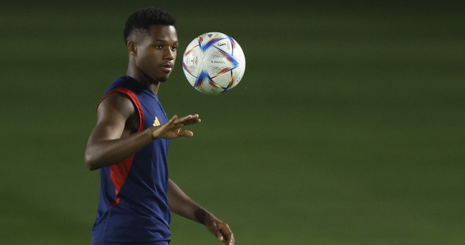 Ansu Fati fija su mirada en el balón, durante un entrenamiento con España / EFE