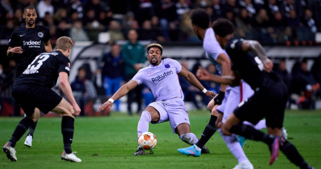 Adama Traoré, en una acción del partido entre Eintracht Frankfurt y Barça / FCB