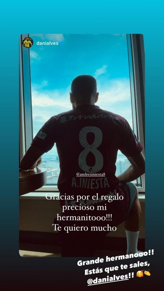 dani alves camiseta iniesta vissel kobe