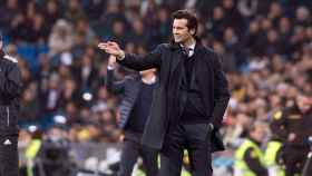 El técnico del Real Madrid, Santiago Solari, da órdenes a sus jugadores en el partido ante el Rayo / EFE