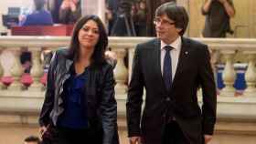 Carles Puigdemont con su esposa Marcela Topor en el Parlament / EFE