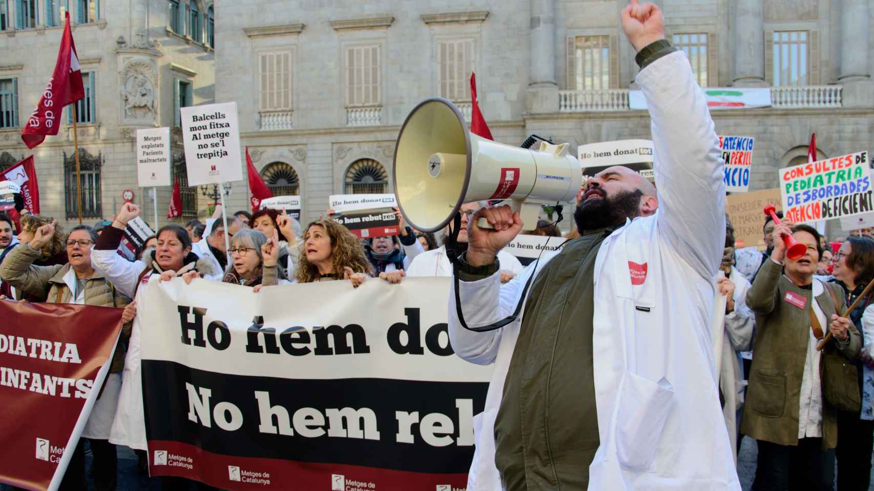 Médicos protestan en la plaza Sant Jaume de Barcelona en la segunda jornada de huelga de facultativos / EP