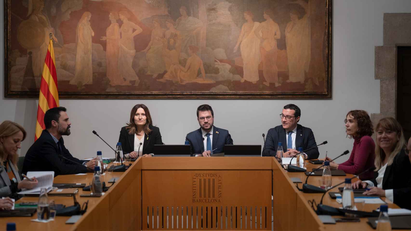 El 'conseller' de Empresa y Trabajo, Roger Torrent (4i); la 'consellera' de Presidencia, Laura Vilagrà (5i), el presidente de la Generalitat, Pere Aragonès (c), y la 'consellera' de Cultura de la Generalitat, Natàlia Garriga (4d), reunidos por el catalán / David Zorrakino - EUROPA PRESS