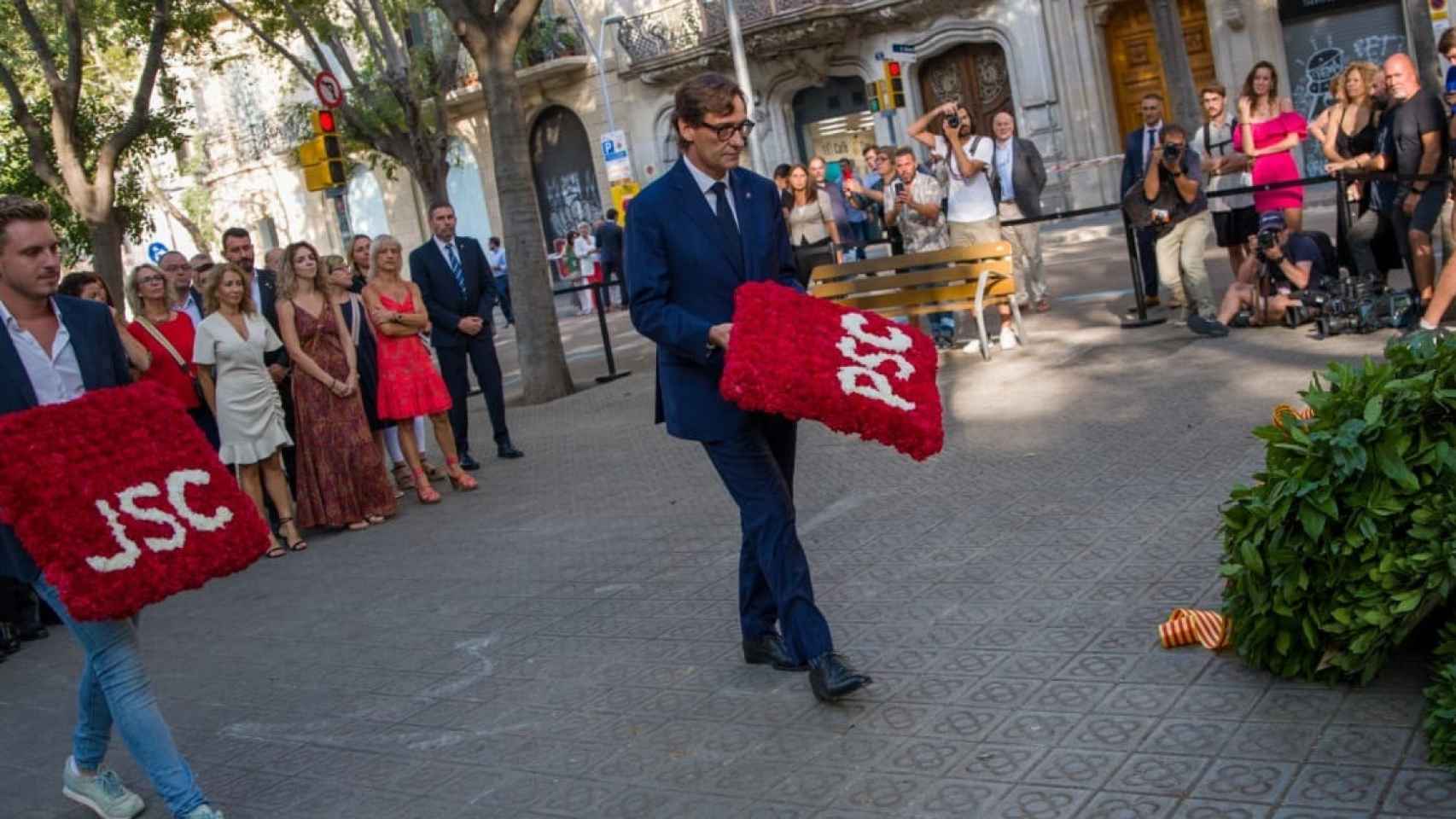 El primer secretario del PSC, Salvador Illa, en la ofrenda al monumento de Rafael de Casanova por la Diada / EUROPA PRESS