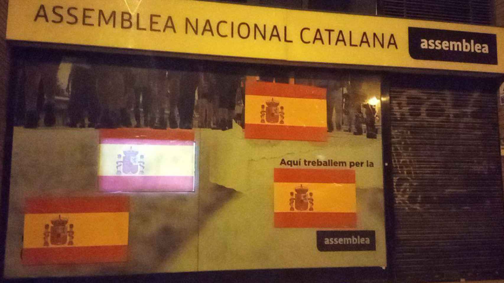 Banderas españolas en la sede de la ANC / ANC