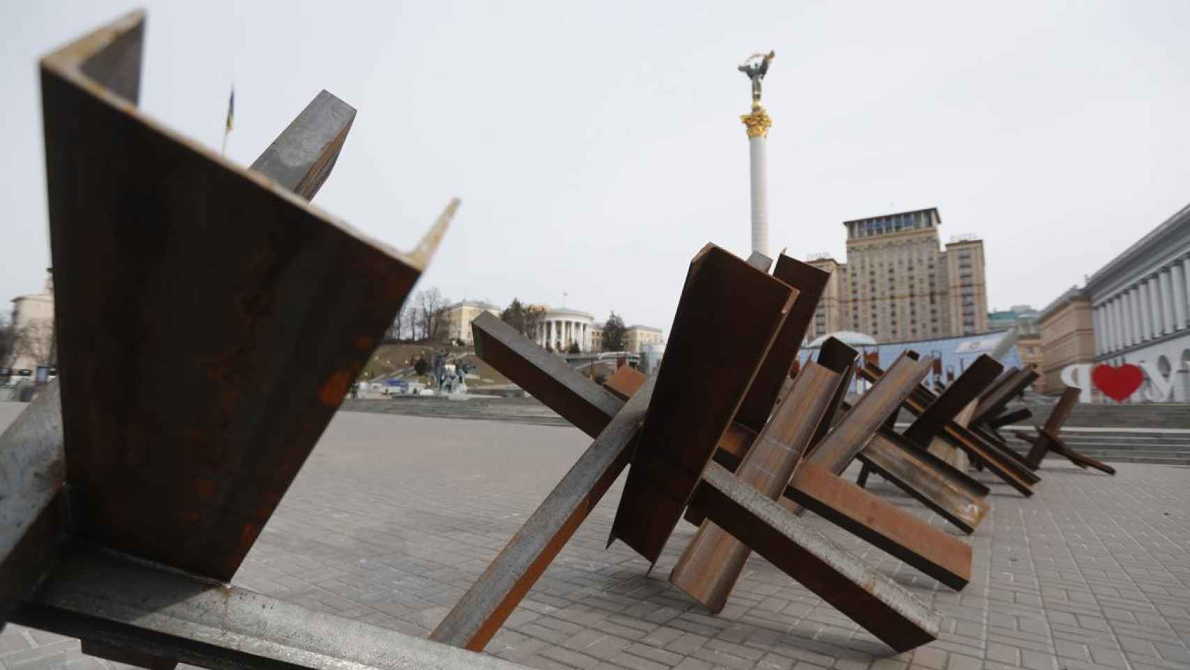 Barreras anti-tanques en Kiev para defenderse de la invasión rusa - EFE / EPA / ZURAB KURTSIKIDZE