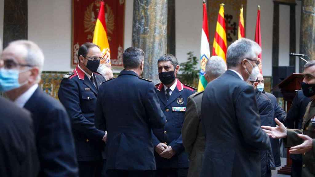 El mayor de los Mossos, Josep Lluís Trapero (3i), en un acto en la Capitania de Barcelona / EP