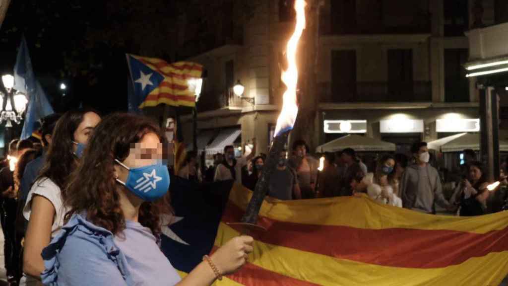 Jóvenes independentistas participan en la marcha de antorchas ('marxa de torxes') del Fossar de les Moreres de Barcelona con motivo de la Diada / PABLO MIRANZO