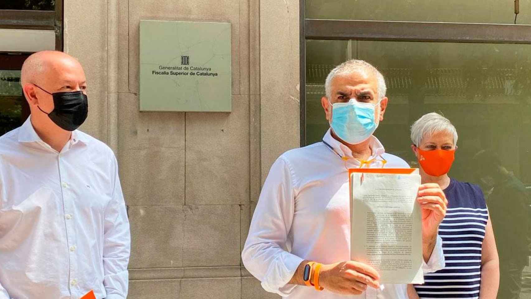 Carlos Carrizosa (c), líder de Ciudadanos en el Parlamento catalán, con los diputados Joan Garcia y Anna Grau, hoy / Cs