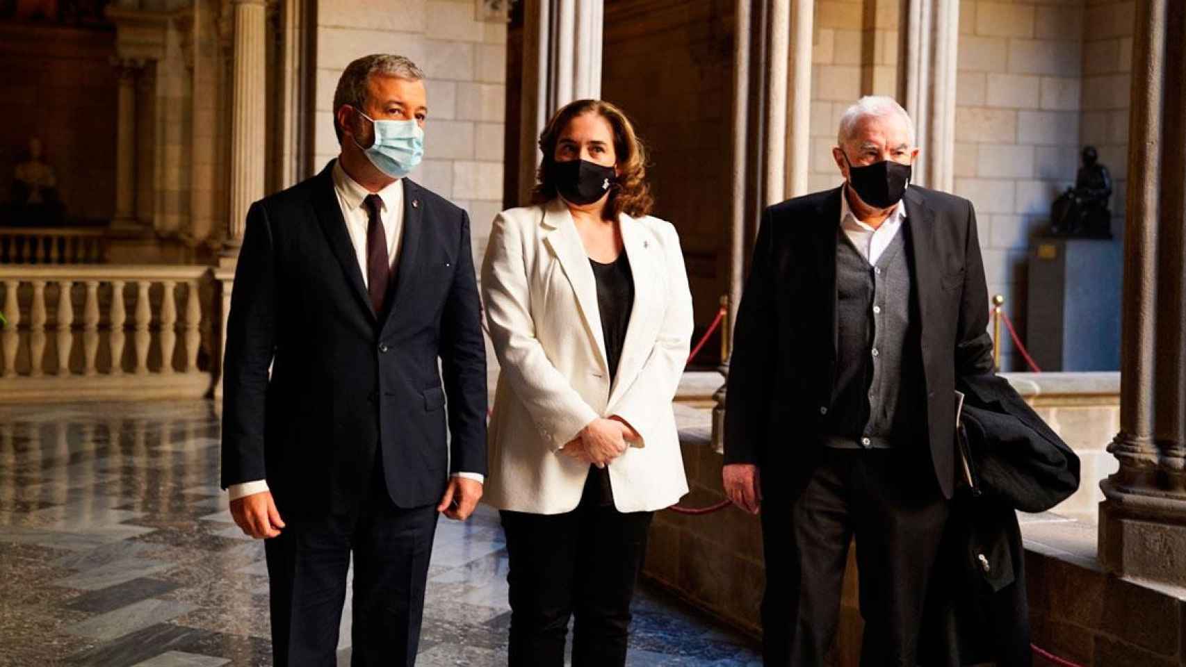 Jaume Collboni, Ada Colau y Ernest Maragall (d), durante la presentación del borrador de cuentas / EP