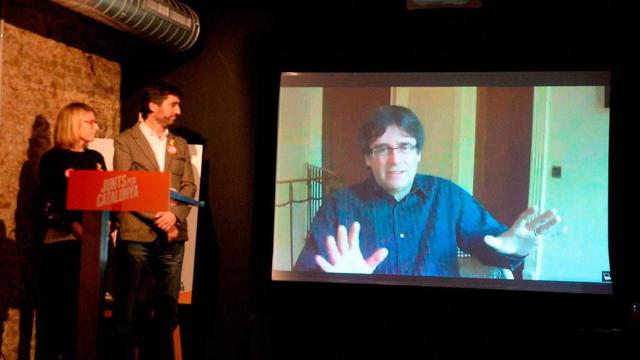 Carles Puigdemont participa en un acto mediante videoconferencia / JXCAT