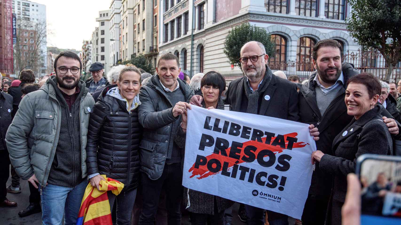 El coordinador general de EH Bildu, Arnaldo Otegi (3i), la parlamentaria de ERC, Nuria Picas (2i), el portavoz de JxCat, Eduard Pujol (3d), y el diputado de la CUP Albert Botran (izda), en la manifestación anual de apoyo a los presos de ETA / EFE