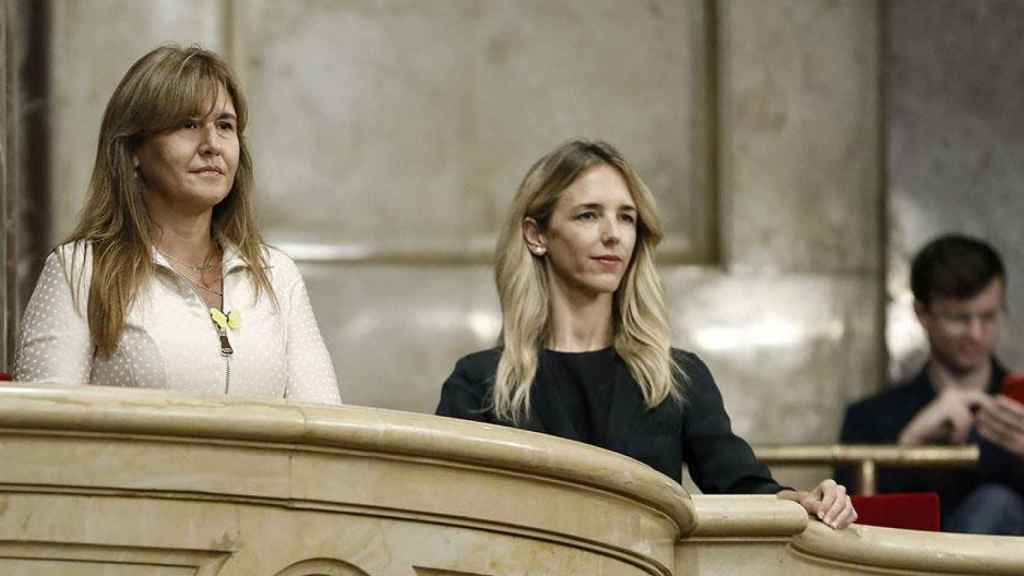 La portavoz del PP en el Congreso, Cayetana Álvarez de Toledo (d), siguen el Debate de Política General en el Parlament, donde los partidos expusieron sus estrategias / EFE