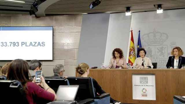 Las ministra de Educación, Isabel Celáa (c); de Hacienda, María Jesús Montero (i); y de Política Territorial, Meritxell Batet (d), durante la rueda de prensa posterior al Consejo de Ministros / EFE