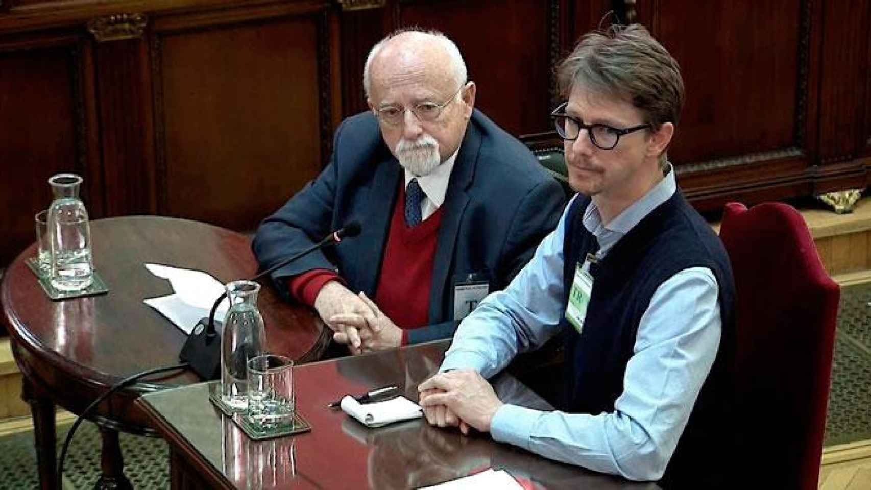 Imagen de la declaración ante el Tribunal Supremo, del presunto observador del 1-O y exparlamentario alemán Felix Von Grundbergm, junto al tradictor / EFE