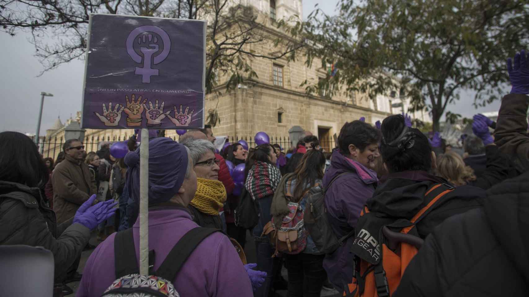 Un grupo de manifestantes protestan por la presencia de Vox en el Parlamento de Andalucía / EFE