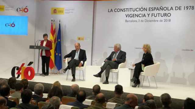 Miquel Roca, Felipe González y la moderadora Mònica Terribas durante el debate del 40 aniversario de la Constitución