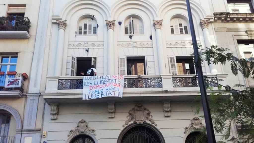 Imagen de la okupación de la sede del PSC en Lleida, el tercer ataque en un año y medio / CG