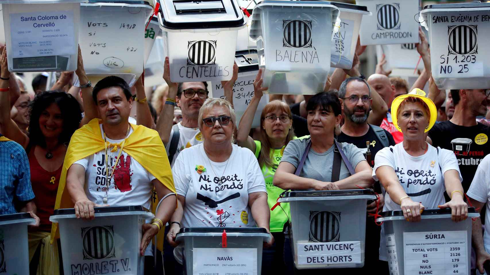 Manifestantes con urnas, en la protesta independentista para recordar el 1-O / EFE