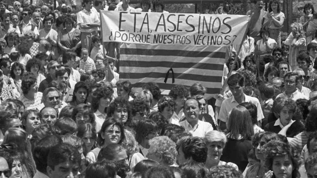 Una imagen de archivo de una concentración contra el terrorismo de ETA en las calles de Barcelona tras el atentado de Hipercor. Imagen del artículo 'Algo hemos hecho mal' / EFE