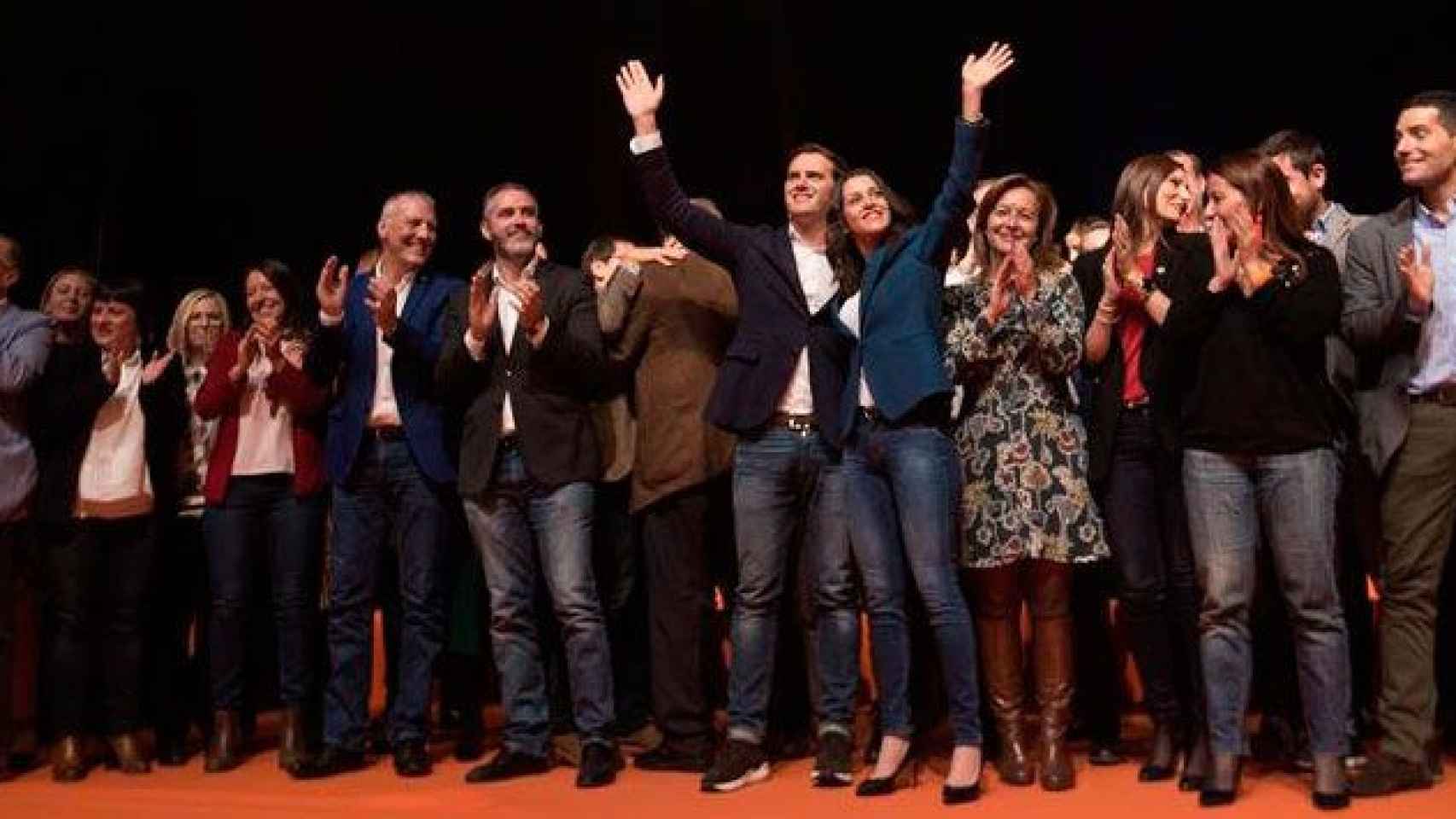 Albert Rivera e Inés Arrimadas (c), en la presentación de las listas de Ciudadanos en el Teatro Tívoli de Barcelona / EFE