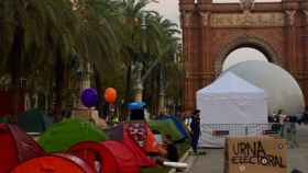 Varias tiendas de campaña en Arc de Triomf en el paseo Lluís Companys, ante el TSJC, donde han pasado la noche unas 300 personas por la operación contra el 1-O / INSTAGRAM