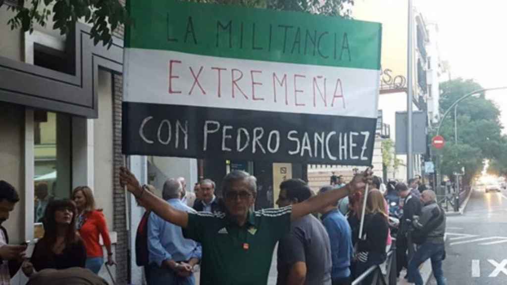 Unas decenas de militantes del PSOE ante la sede del partido en la calle Ferraz de Madrid / EFE