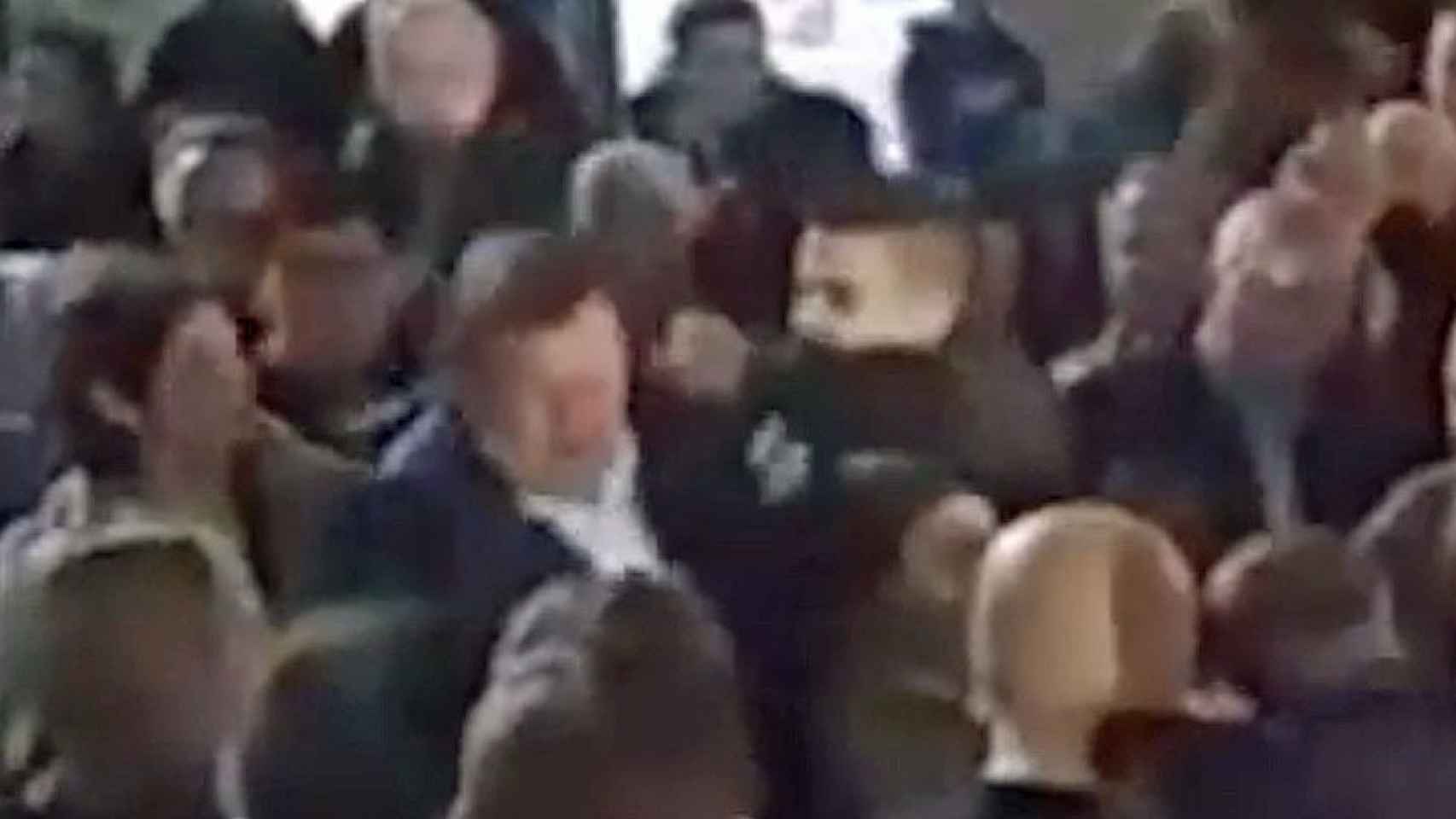 Momento en el que un joven agrede a Rajoy en Pontevedra.