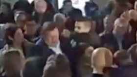 Momento en el que un joven agrede a Rajoy en Pontevedra.